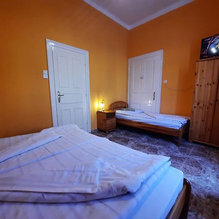 Gloria Apartman Gyula Bagian luar foto