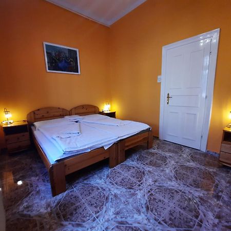 Gloria Apartman Gyula Bagian luar foto