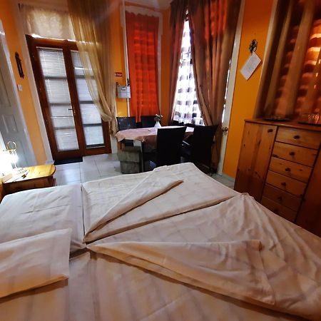 Gloria Apartman Gyula Bagian luar foto