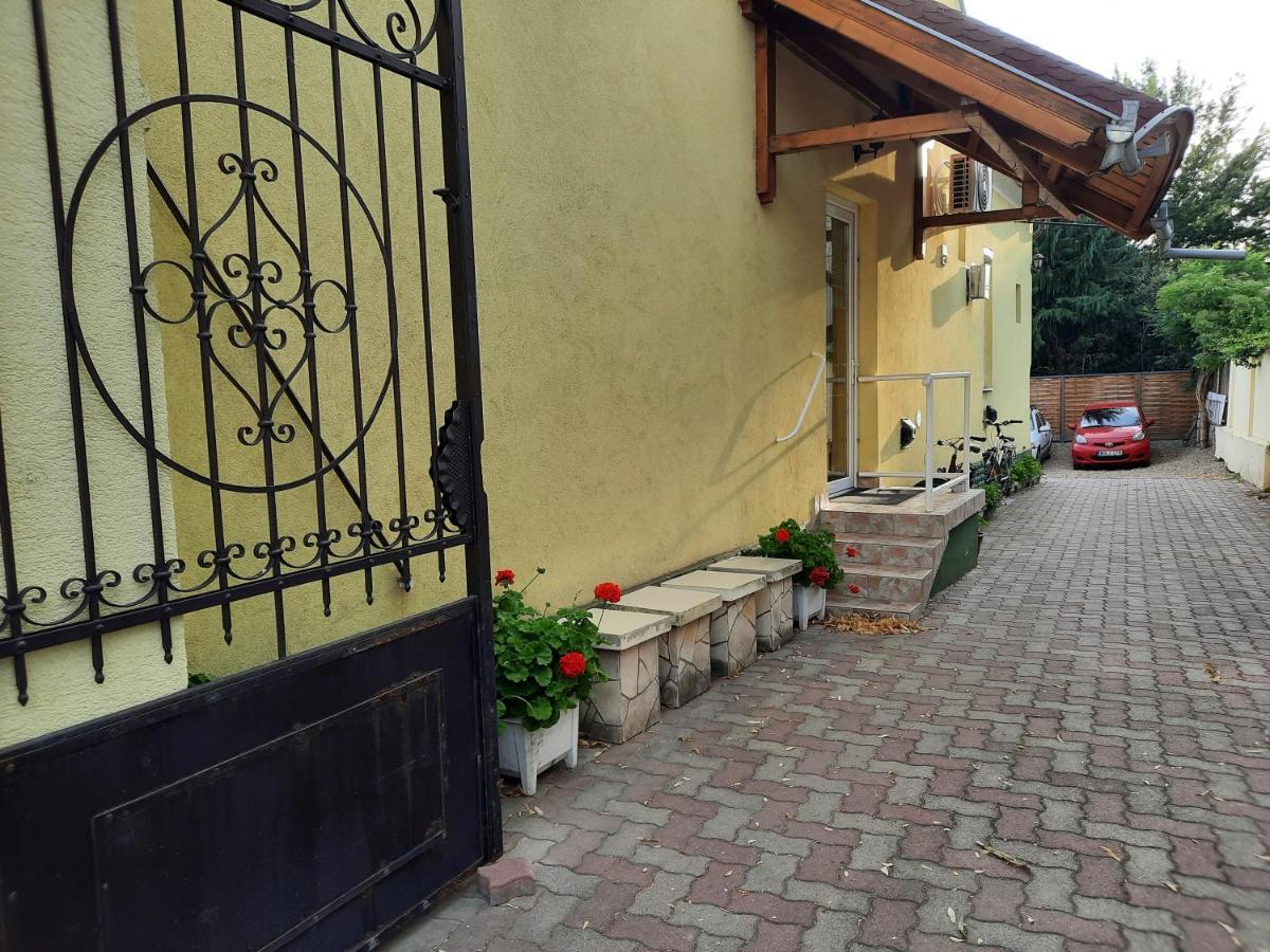 Gloria Apartman Gyula Bagian luar foto