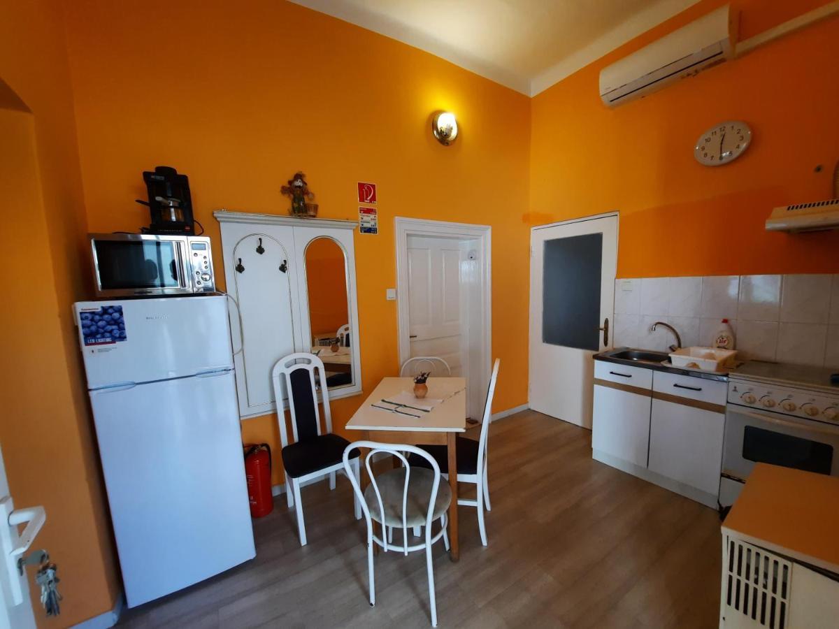 Gloria Apartman Gyula Bagian luar foto
