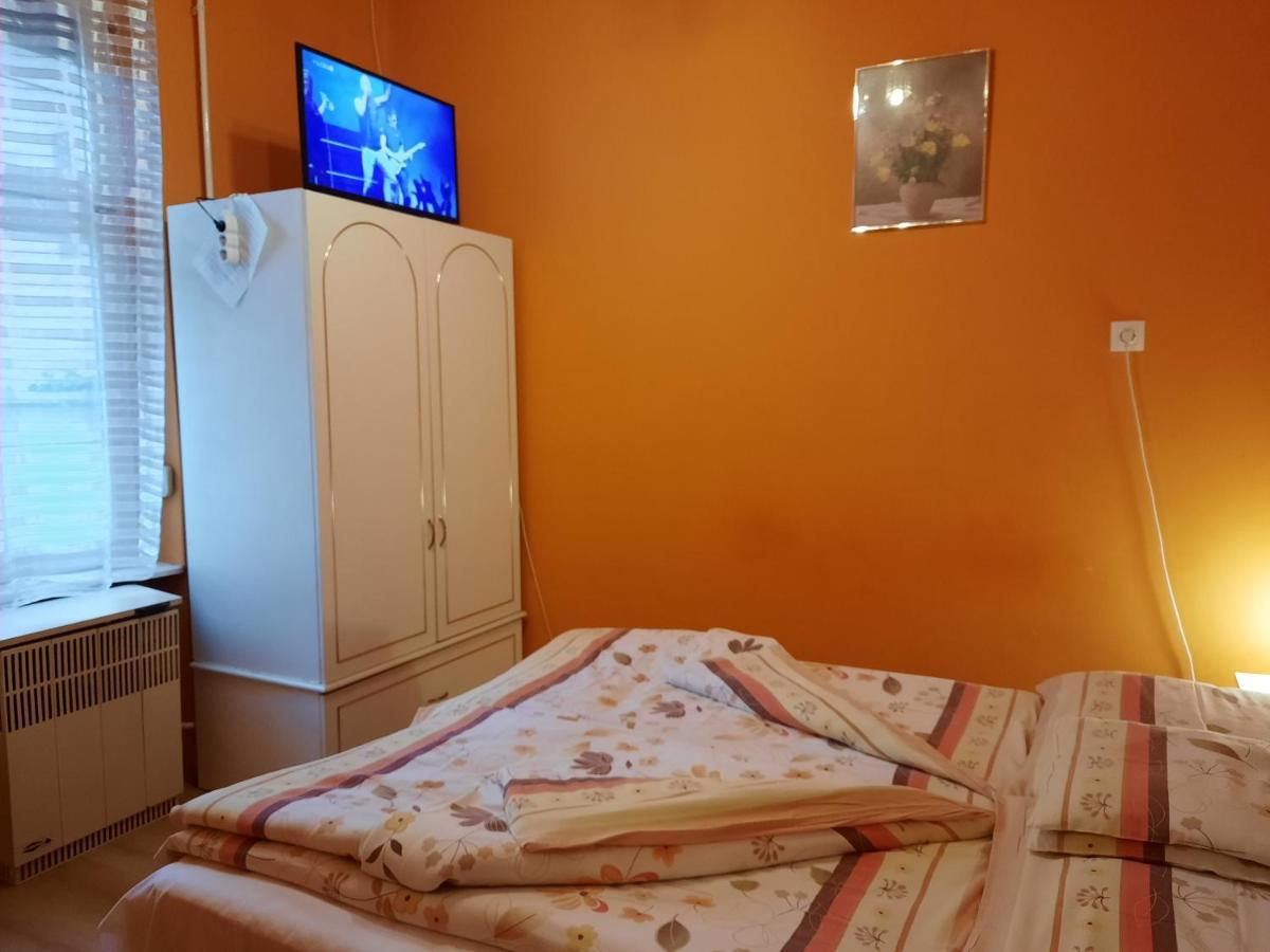 Gloria Apartman Gyula Bagian luar foto