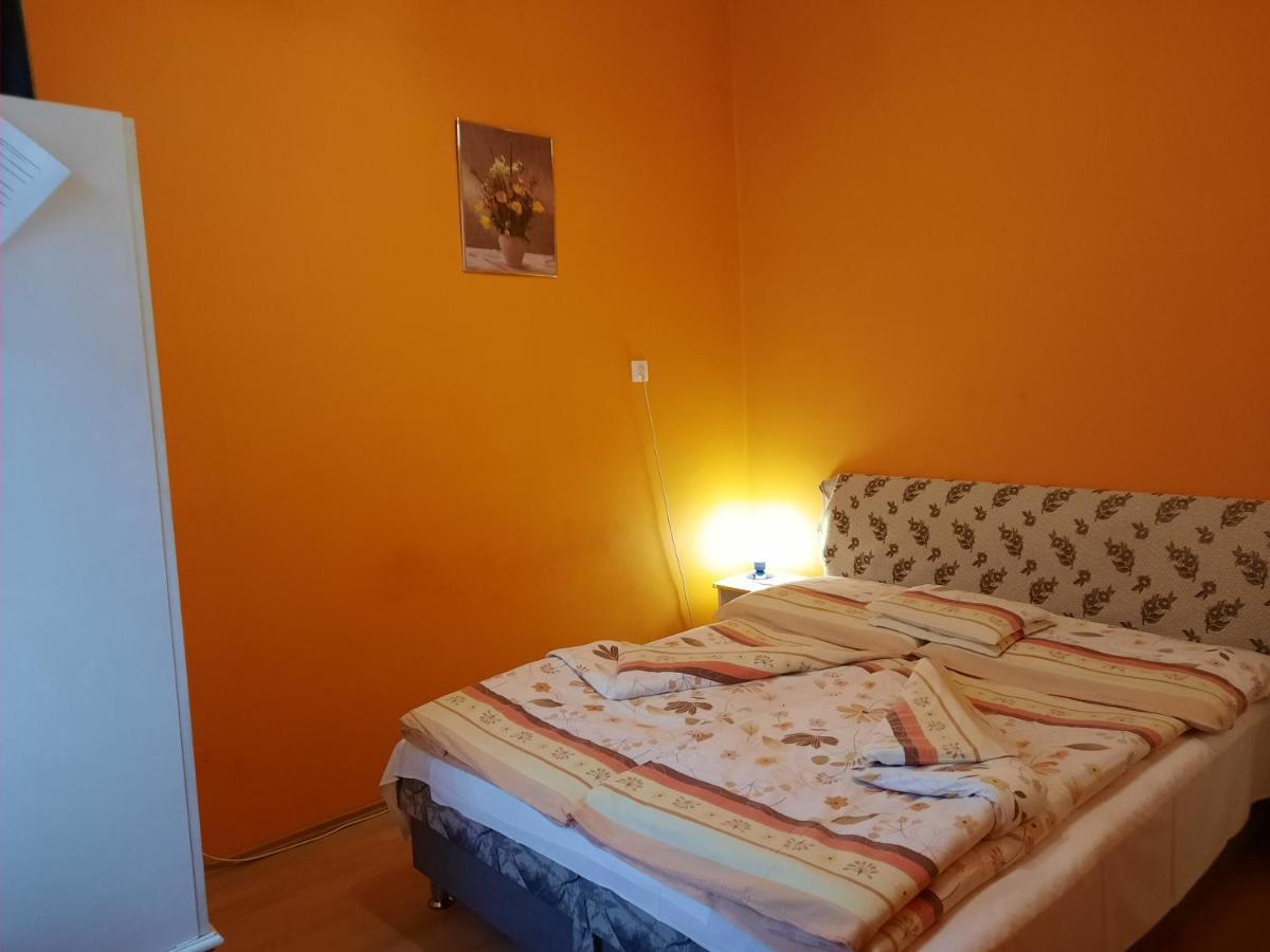 Gloria Apartman Gyula Bagian luar foto