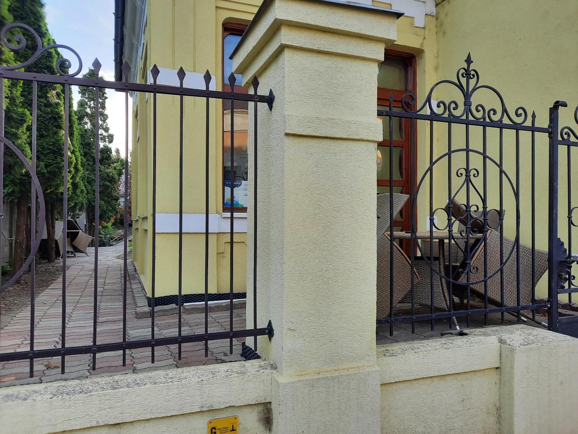 Gloria Apartman Gyula Bagian luar foto