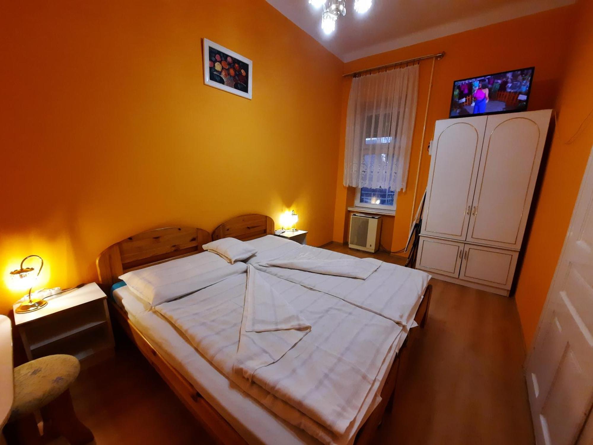 Gloria Apartman Gyula Bagian luar foto