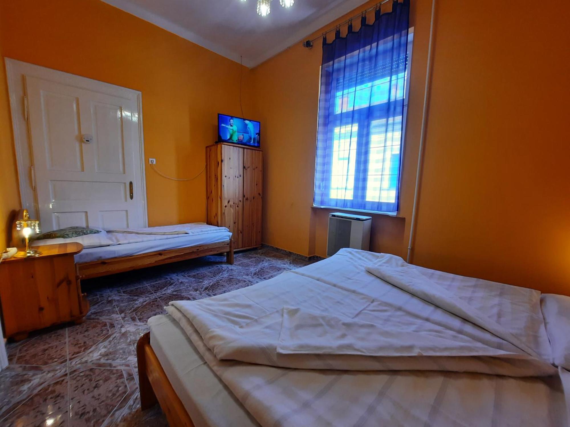 Gloria Apartman Gyula Bagian luar foto