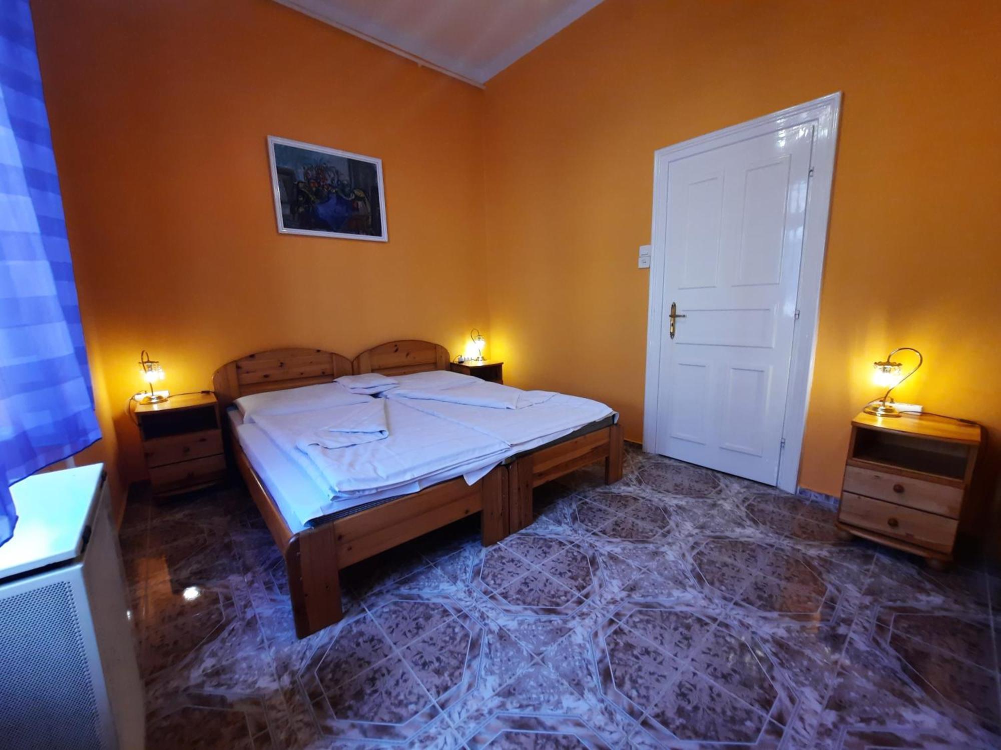Gloria Apartman Gyula Bagian luar foto