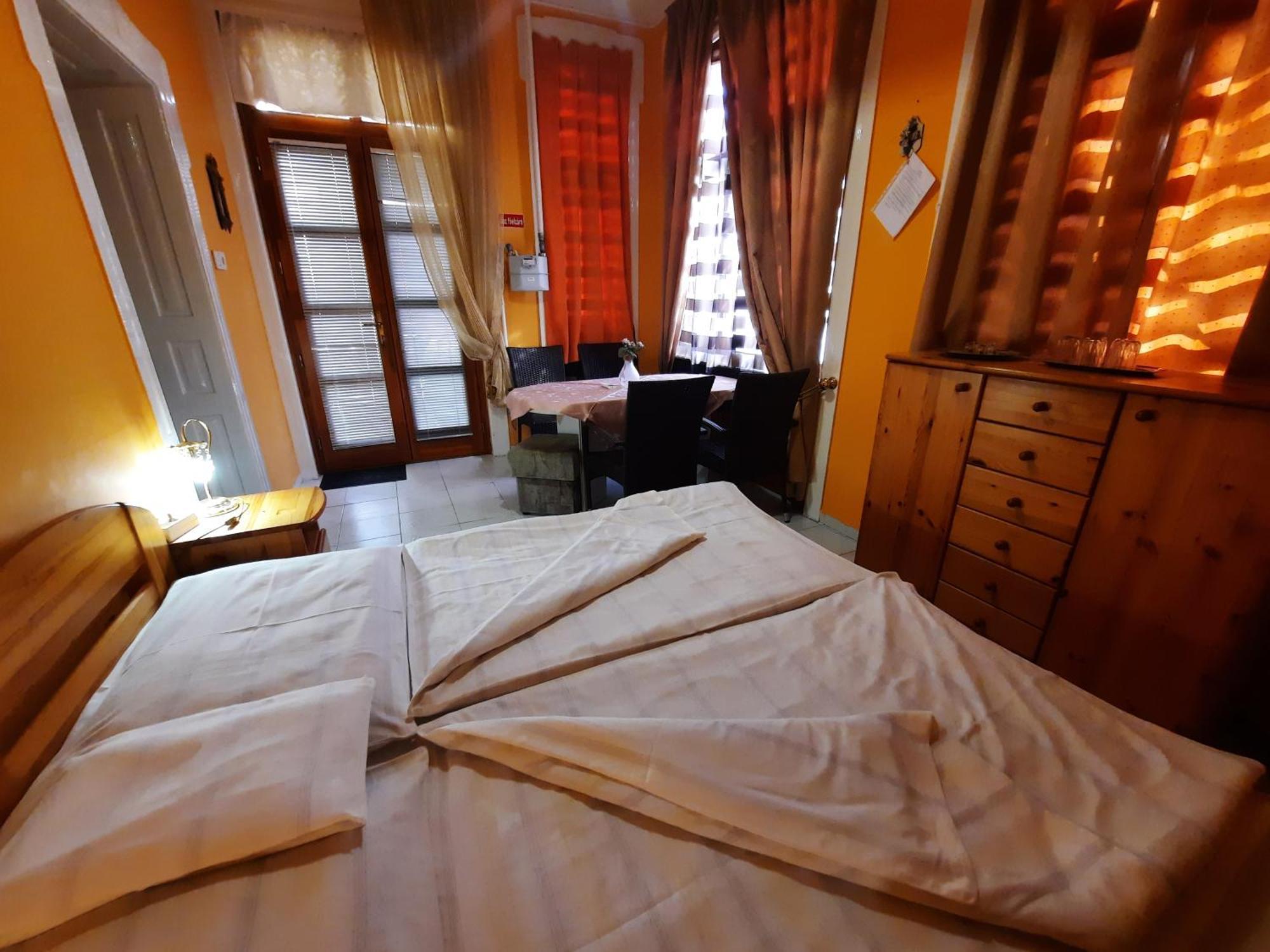 Gloria Apartman Gyula Bagian luar foto