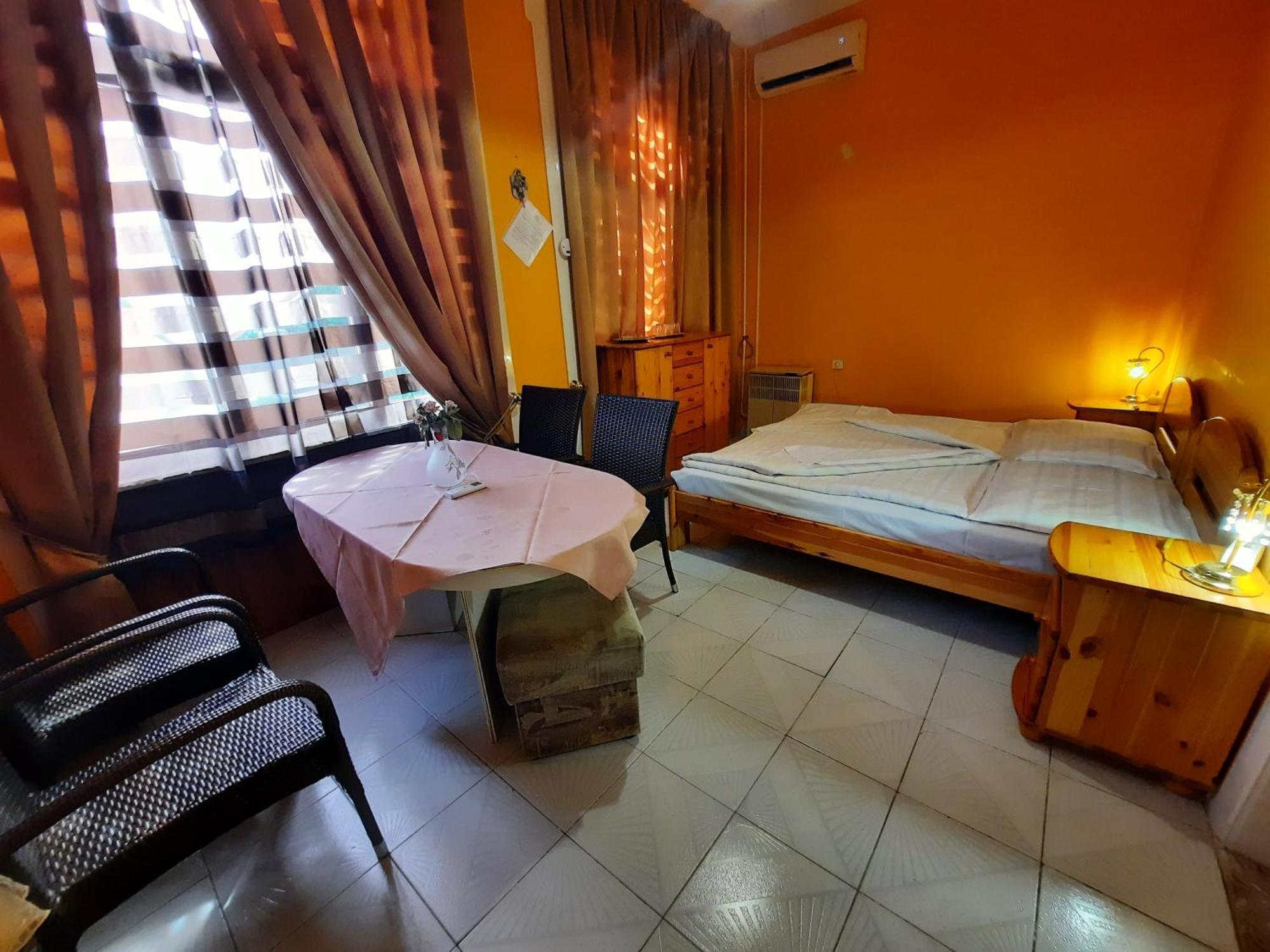 Gloria Apartman Gyula Bagian luar foto
